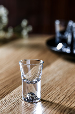 白酒杯缺東西