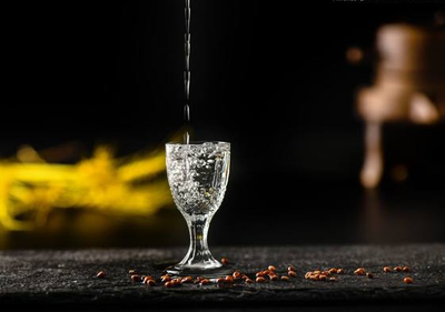 酒桌上倒酒有“禮儀”里頭學(xué)問(wèn)大著呢,不懂千萬(wàn)別亂倒,容易吃虧